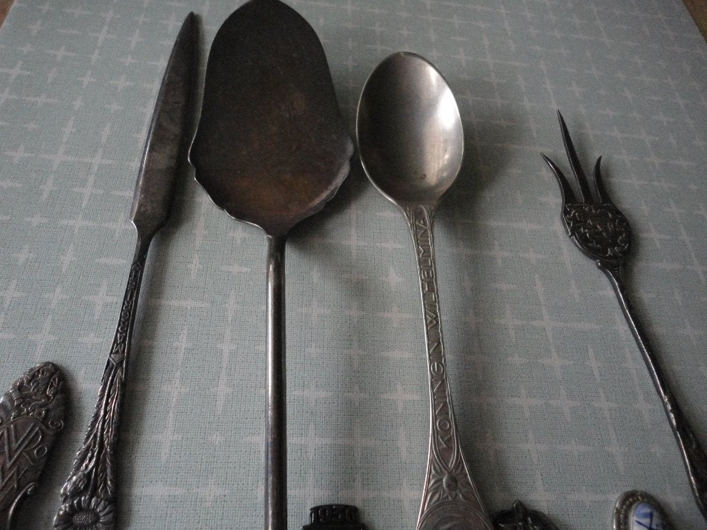 22 meest verzilverde oude suiker-eet en diverse lepels, Antiek en Kunst, Verzenden