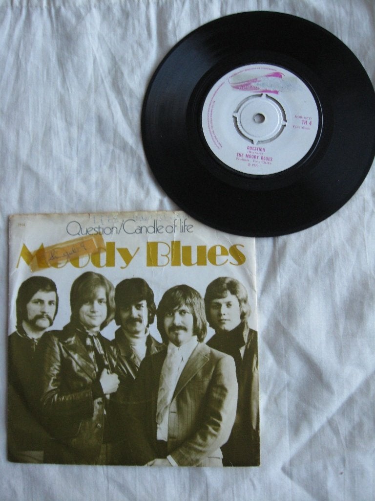 singel MOODY BLUES  Question/, 7 inch, Ophalen of Verzenden, Zo goed als nieuw, Beschermende buitenhoes