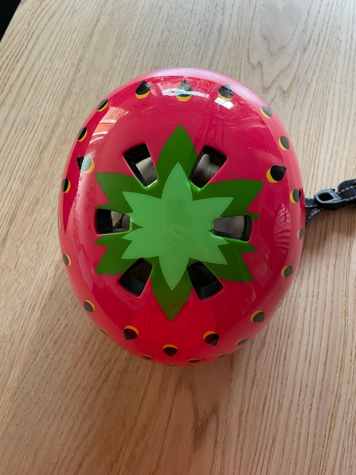 Nutcase Baby Nutty Fietshelm - Aardbei (XXS), Fietsen en Brommers, Fietsaccessoires | Fietshelmen, Zo goed als nieuw, Jongen of Meisje
