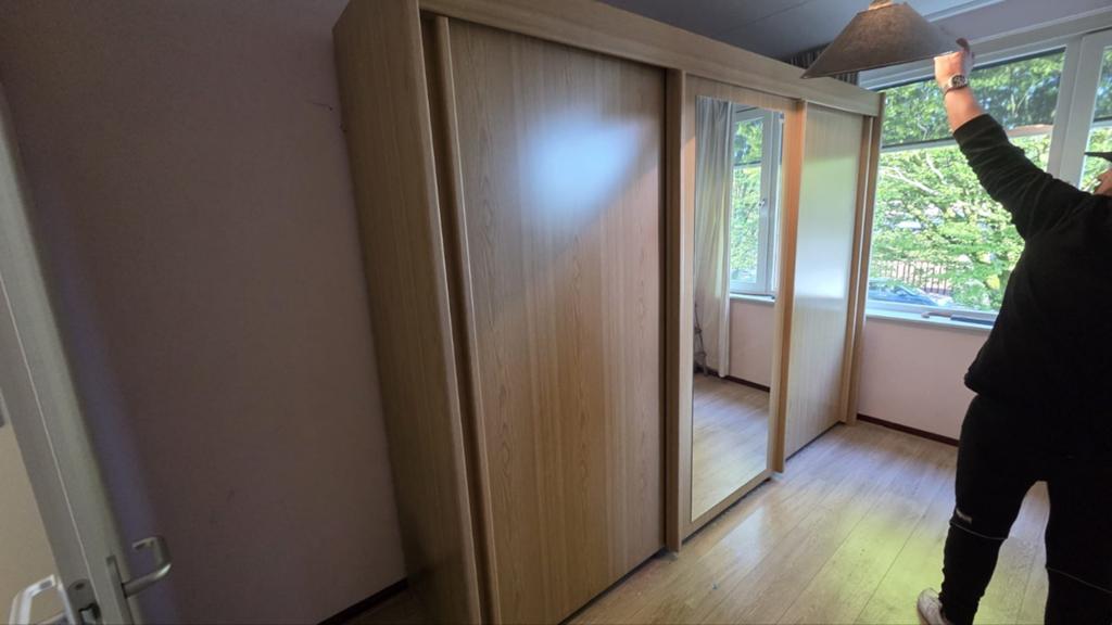 Zeer ruime kleding kast, Ophalen, Zo goed als nieuw, 50 tot 75 cm, 200 cm of meer