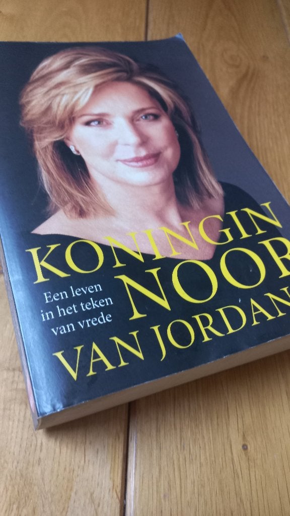Koningin Noor Van Jordanië - zgan, Boeken, Ophalen of Verzenden, Zo goed als nieuw, Koningin Noor, Politiek