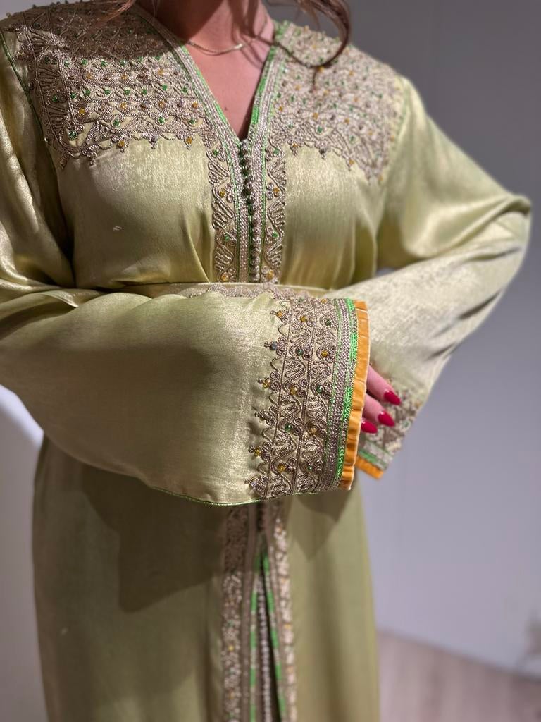 Elegante Kaftan met Borduurwerk - Caftan zahi, Ophalen of Verzenden, Nieuw, Groen, Overige typen