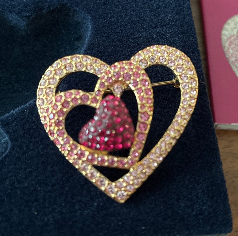Swarovski "Joy of Laughter" Triple Heart Broche 2005 -, Verzamelen, Swarovski, Ophalen of Verzenden, Zo goed als nieuw, Sieraad of Horloge