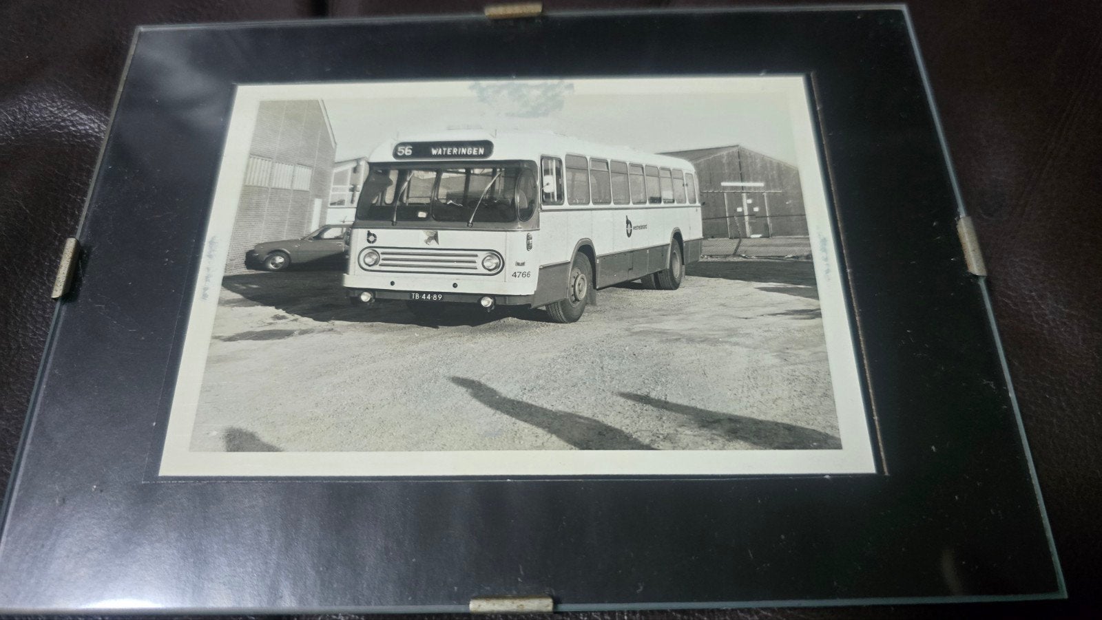 Ingelijste zwart-wit foto van bus 56 Wateringen, Ophalen of Verzenden, Gebruikt
