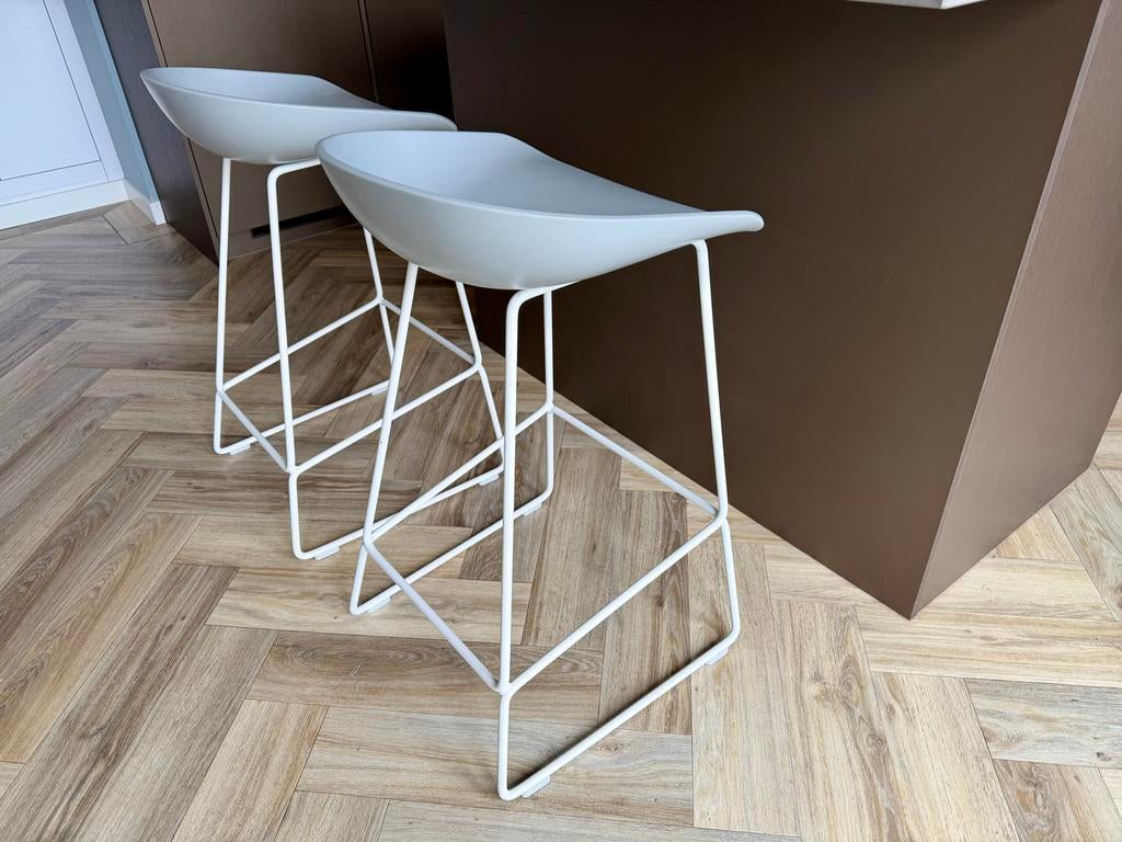 2x HAY About a Stool AAS38 barkruk 65cm, wit/concrete grey, Huis en Inrichting, Barkrukken, Ophalen, Kunststof, Met voetsteun