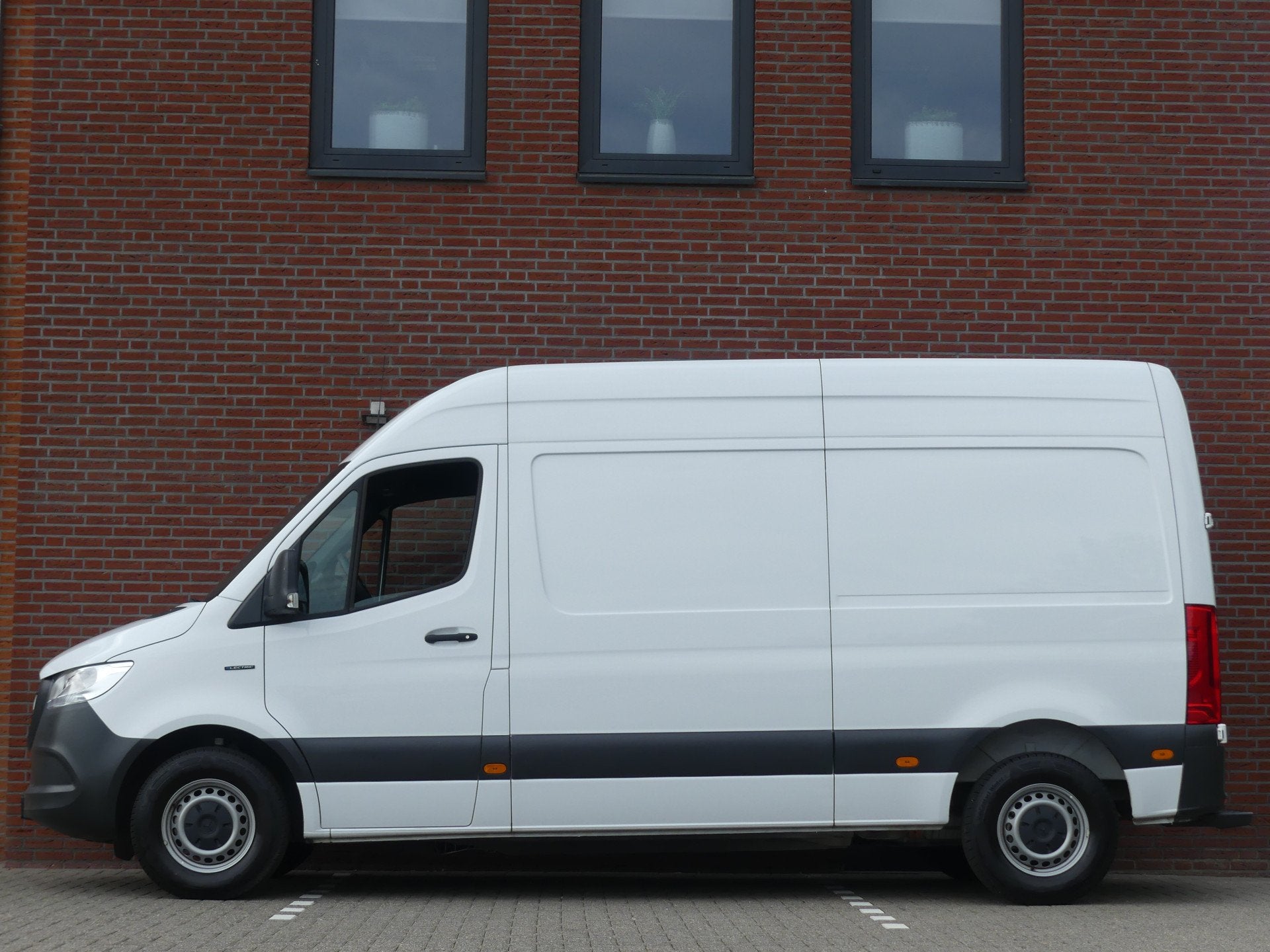 Mercedes-Benz eSprinter eSprinter L2H2 47 kWh Camera/Airco/S, Dealer onderhouden, Gebruikt, 116 pk, Mercedes-Benz