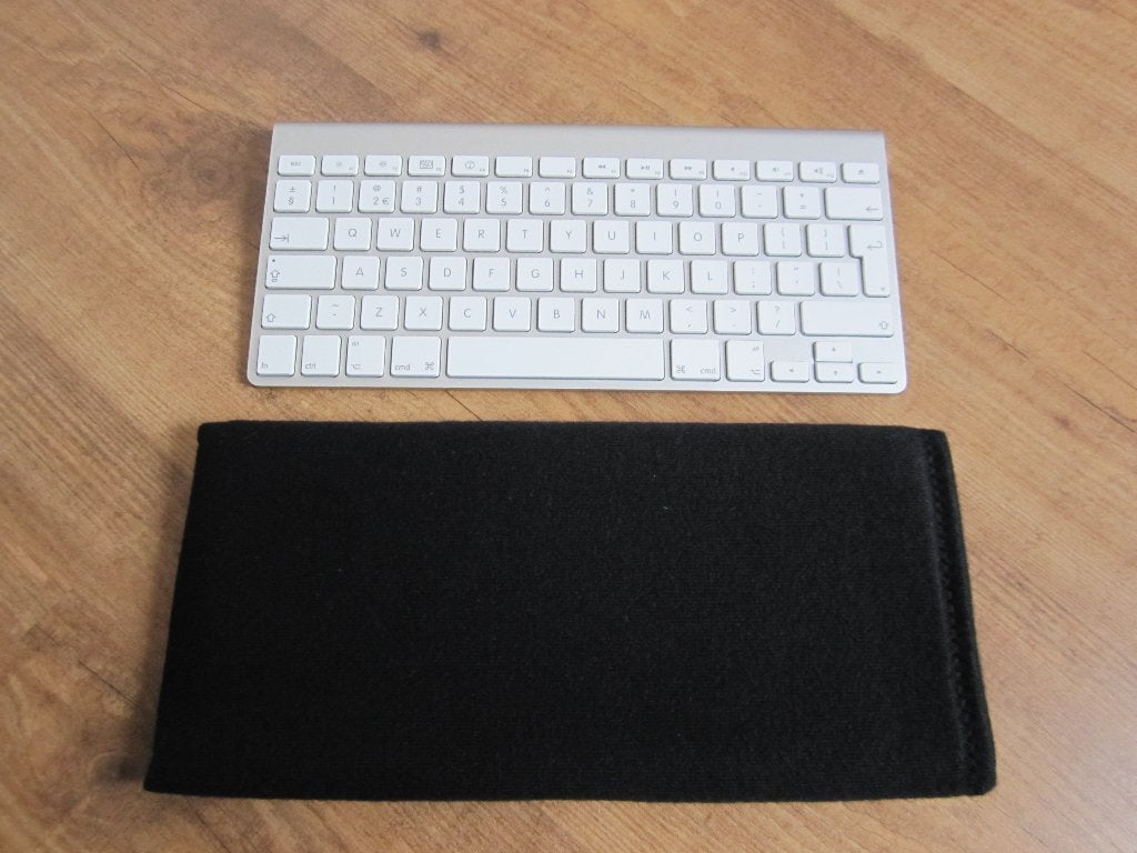 Apple A1314 toetsenbord met beschermhoes, Computers en Software, Toetsenborden, Ophalen of Verzenden, Zo goed als nieuw, Draadloos