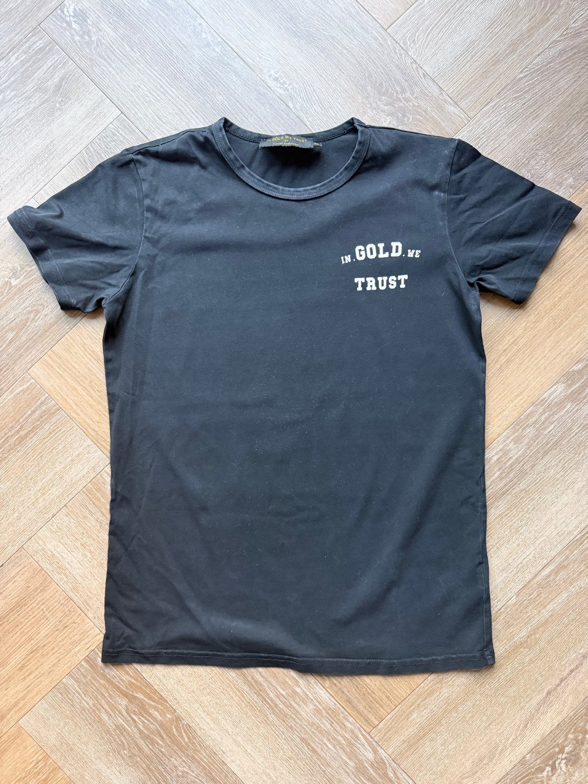 In Gold We Trust T-shirt Zwart Maat M, Ophalen of Verzenden, Gedragen, Maat 48/50 (M), Zwart