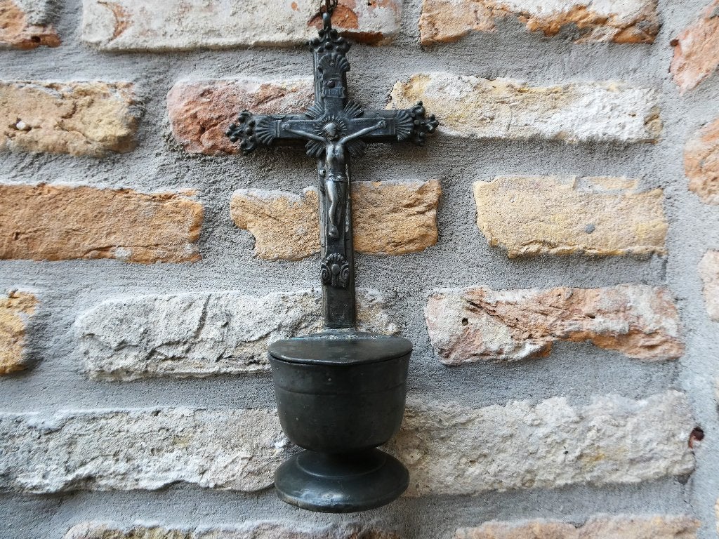 Tinnen wijwaterbakje met crucifix corpus Jezus ca. 1850 tin, Ophalen of Verzenden