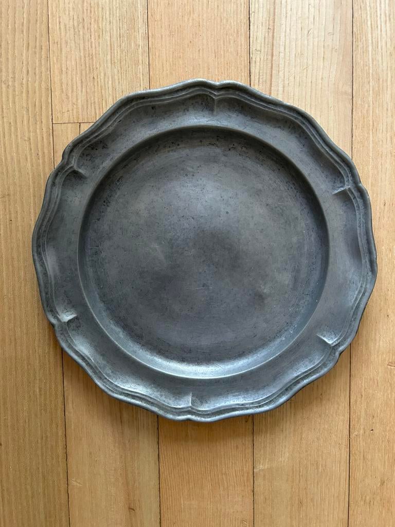 Tinnen bord met twee merktekens (zie foto’s), Ophalen of Verzenden