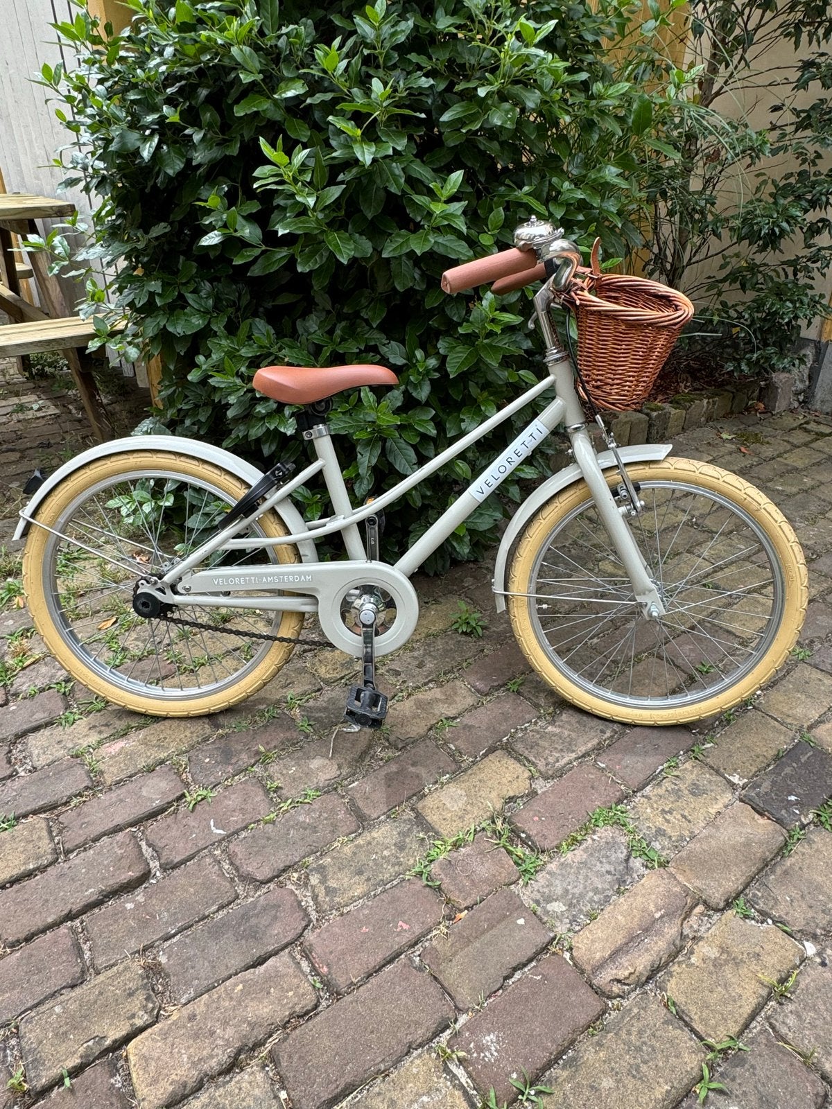 Veloretti kinderfiets 20 inch Pebble Grey incl mand en slot., Ophalen, Zo goed als nieuw, Velgrem, 20 inch of meer