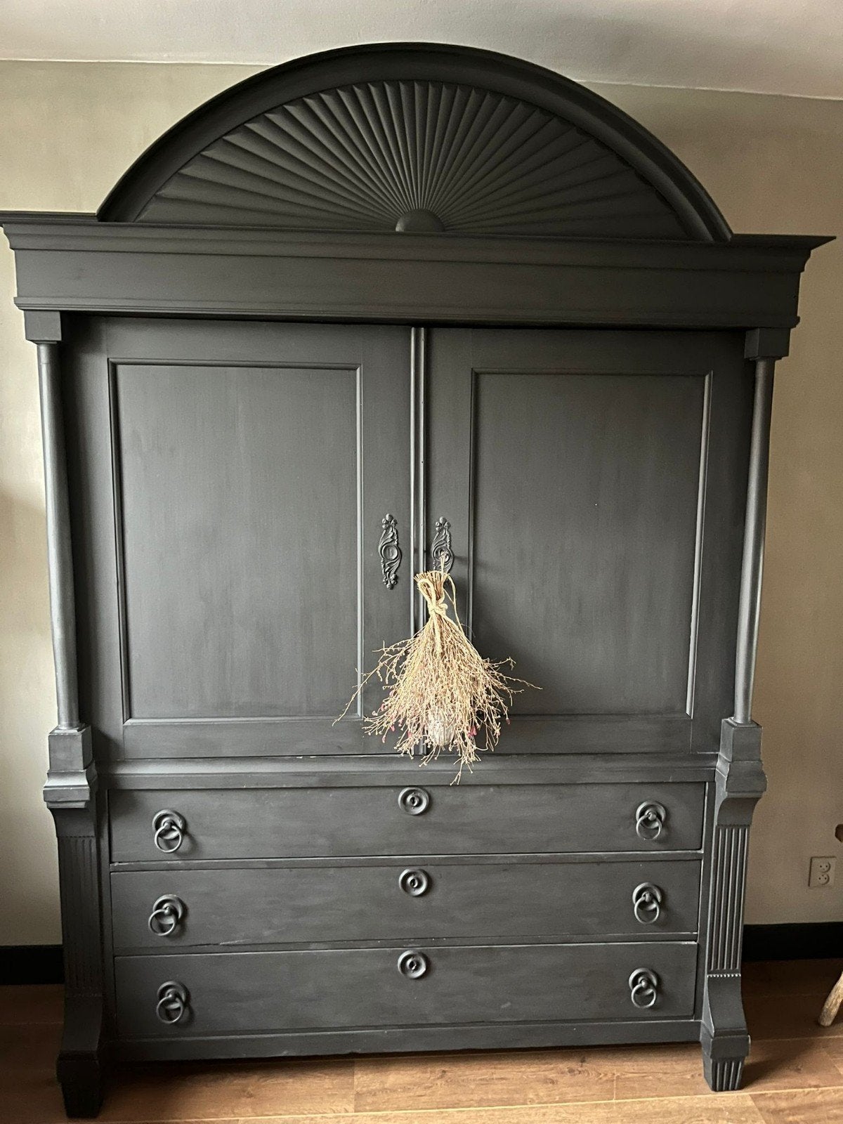 Geweldige kast zwart vintage,antiek sober,landelijk, Huis en Inrichting, Kasten | Buffetkasten, Ophalen