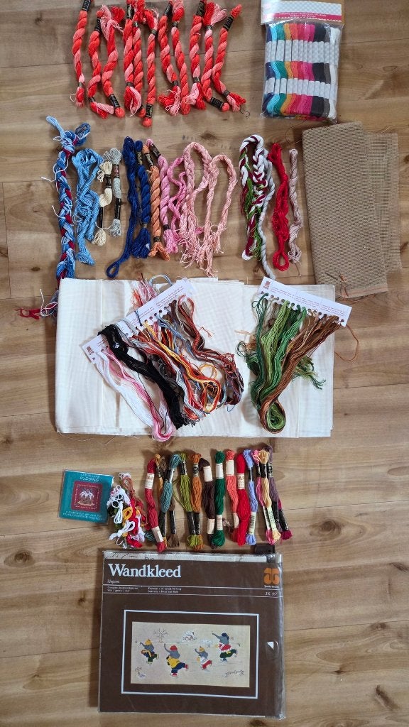 DMC garen, 50 strengen, borduurpakket en nog meer garen, Ophalen of Verzenden, Nieuw, Handborduren, Borduurgaren of Zijde