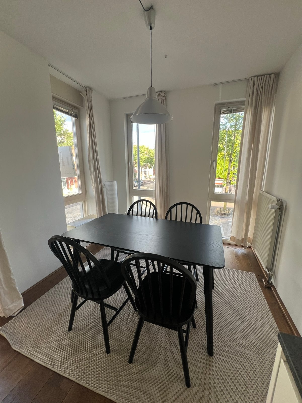 IKEA Lisabo eettafel met 4 stoelen en vloerkleed, Huis en Inrichting, Tafels | Eettafels, Ophalen, 100 tot 150 cm, 50 tot 100 cm