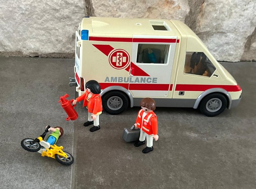 Playmobil ambulance 4221, Ophalen of Verzenden, Zo goed als nieuw