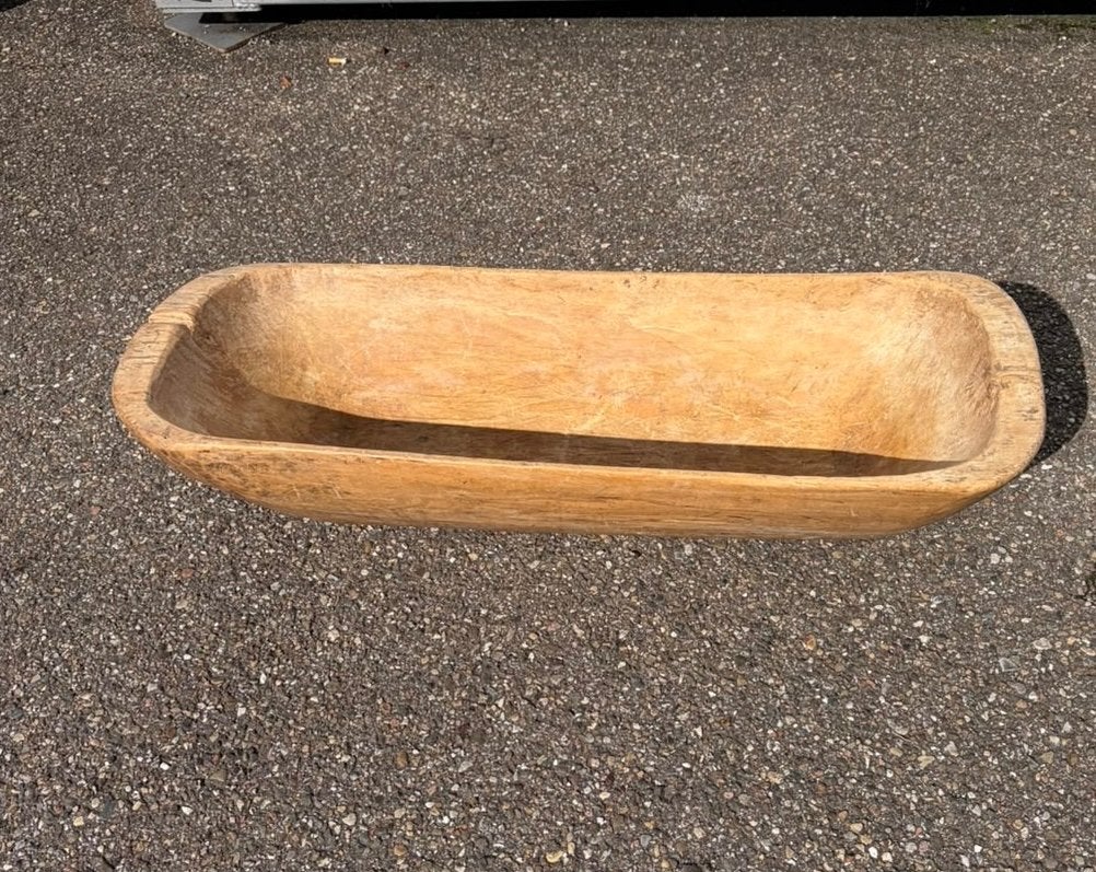 Oude handgesneden houten trog uit één stuk, Ophalen