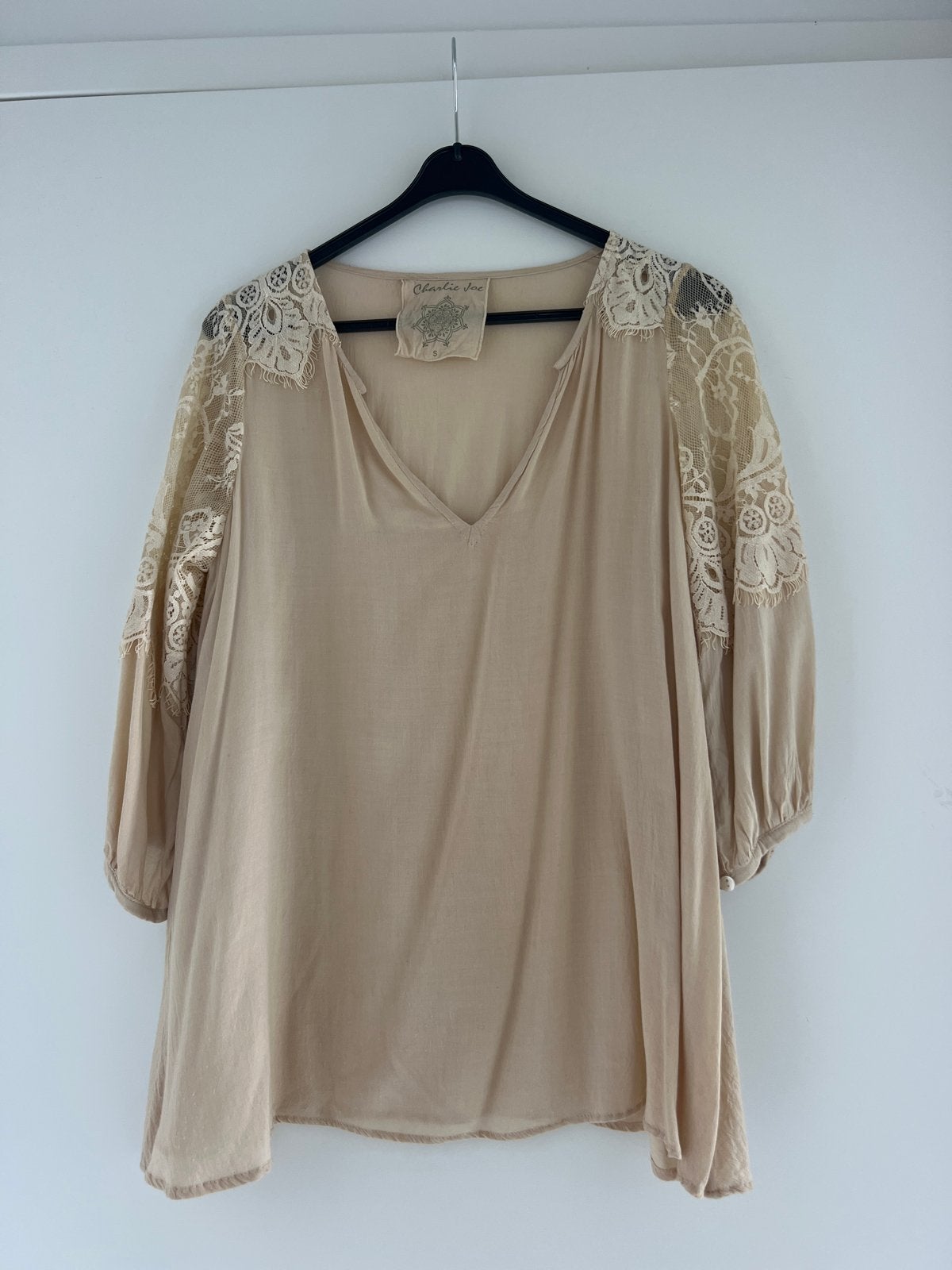 Charlie Joe Blouse met Kant - Maat S, Ophalen of Verzenden, Zo goed als nieuw, Maat 36 (S), Beige