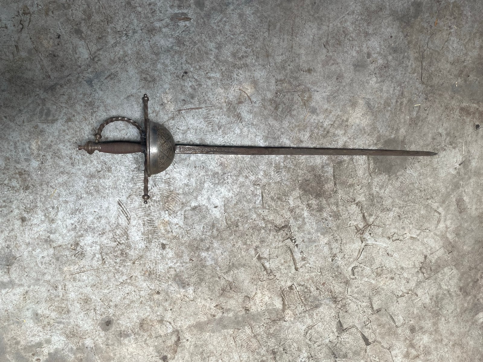 Antiek Zwaard met Gedetailleerd Handvat en Beschermkap, Antiek en Kunst, Ophalen