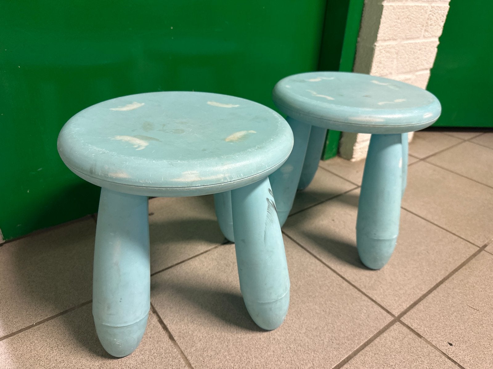 Twee lichtblauwe IKEA krukjes, 30 cm hoog, Ophalen of Verzenden, Gebruikt, Kunststof