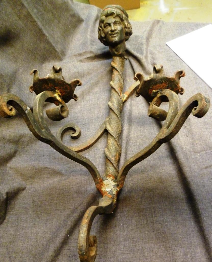 Antieke gietijzeren wandkandelaar., Ophalen of Verzenden, Overige materialen