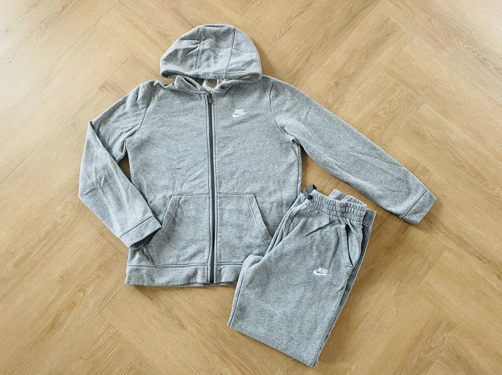 Nike trainingspak grijs maat 164 - zo goed als nieuw, Kinderen en Baby's, Verzenden, Zo goed als nieuw, Jongen of Meisje, Sport- of Zwemkleding