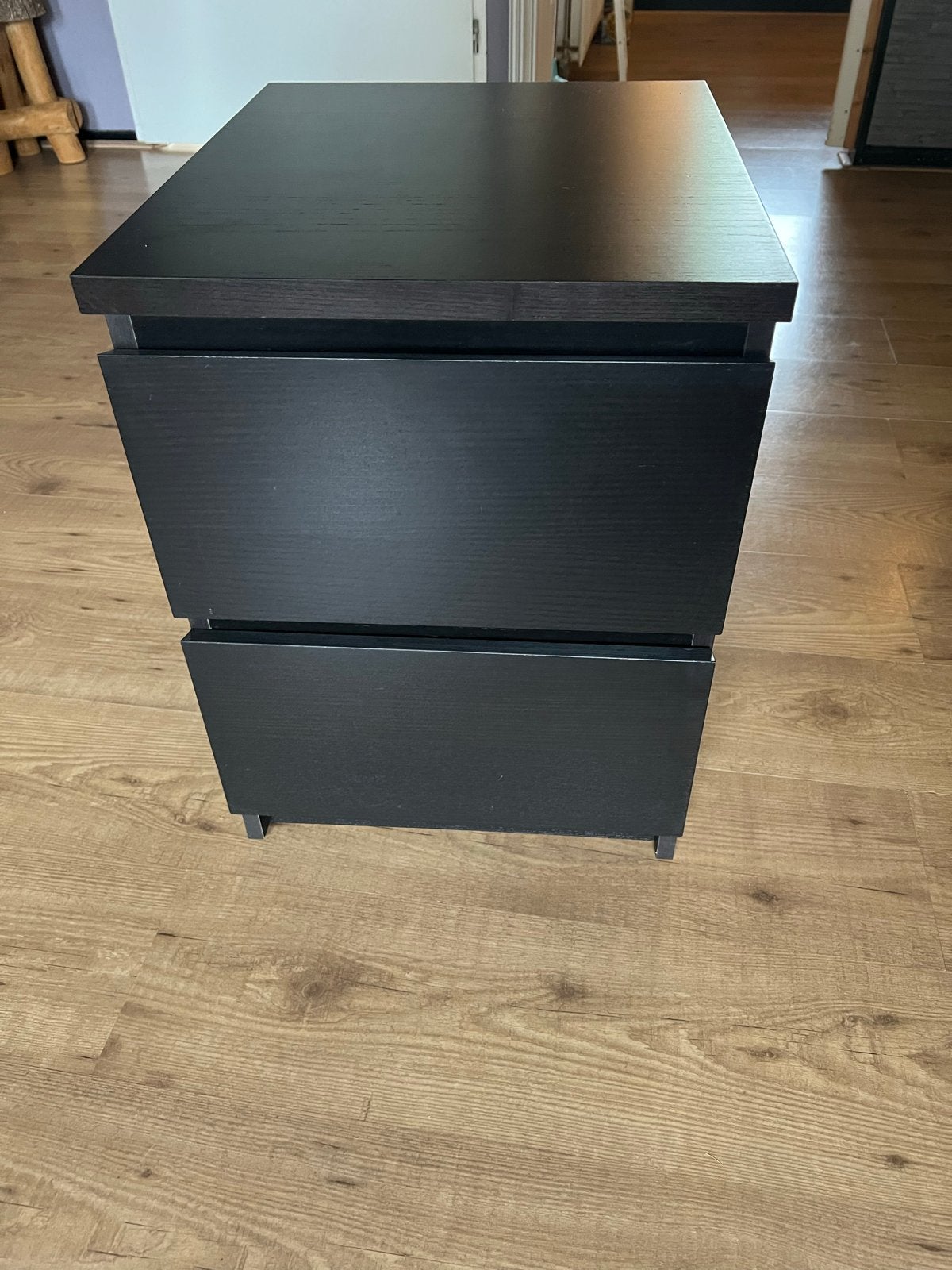 Ikea Nachtkastje Bruin-Zwart met 2 Lades, Huis en Inrichting, Slaapkamer | Nachtkastjes, Ophalen, Minder dan 45 cm, Zo goed als nieuw