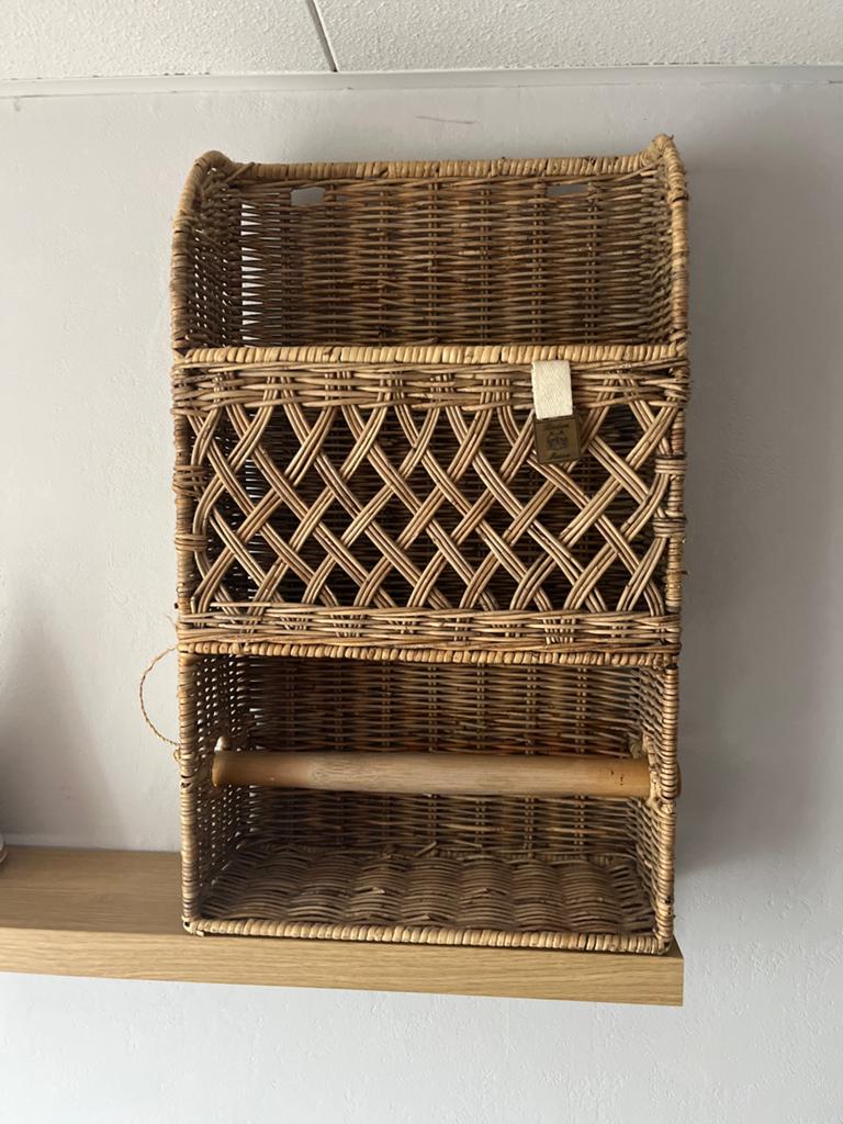 Riviera Maison rotan wandrek met keukenrolhouder, Ophalen, Natuurlijk materiaal, Bruin, Landelijk