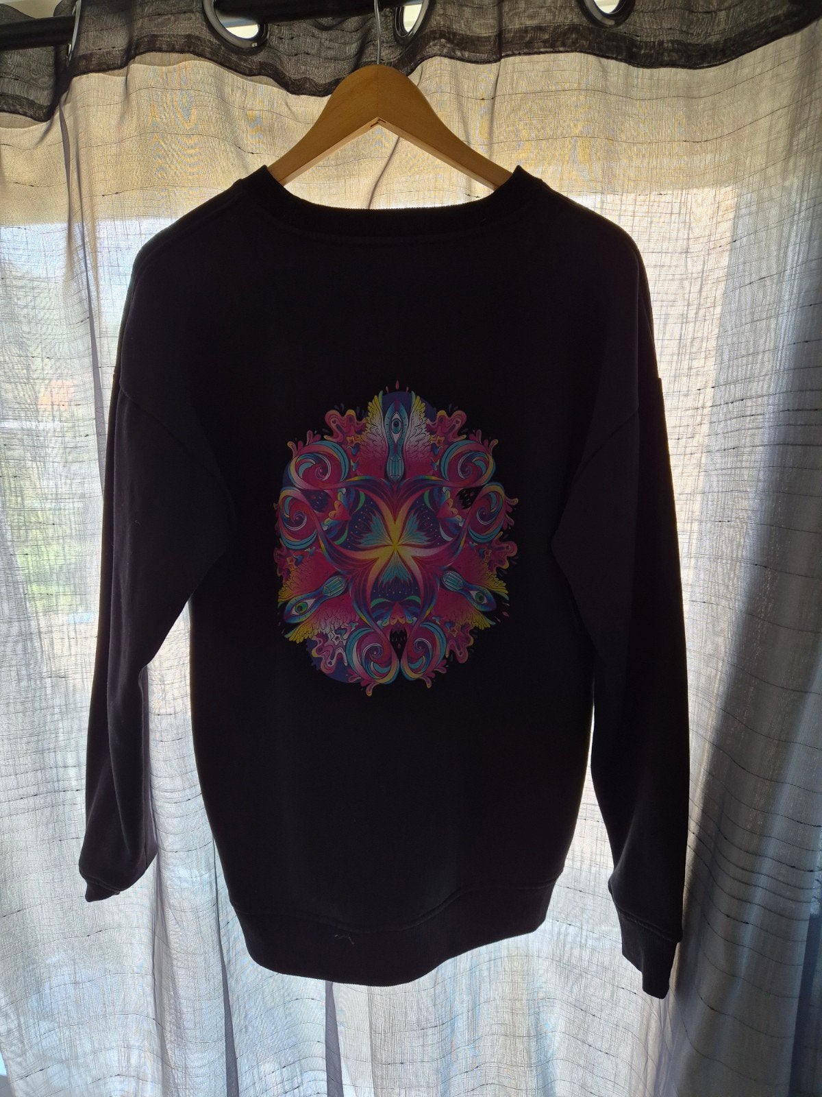 Zwarte sweater met kleurrijke print, Kleding | Dames, Maat 38/40 (M), Zwart, Ophalen of Verzenden, Onbekend