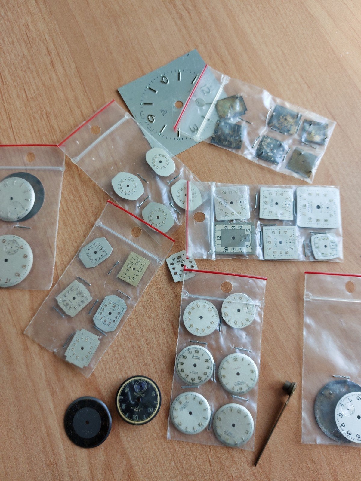 37 oude wijzerplaatjes voor horloges, Ophalen of Verzenden, Staal, Overige merken, 1960 of later