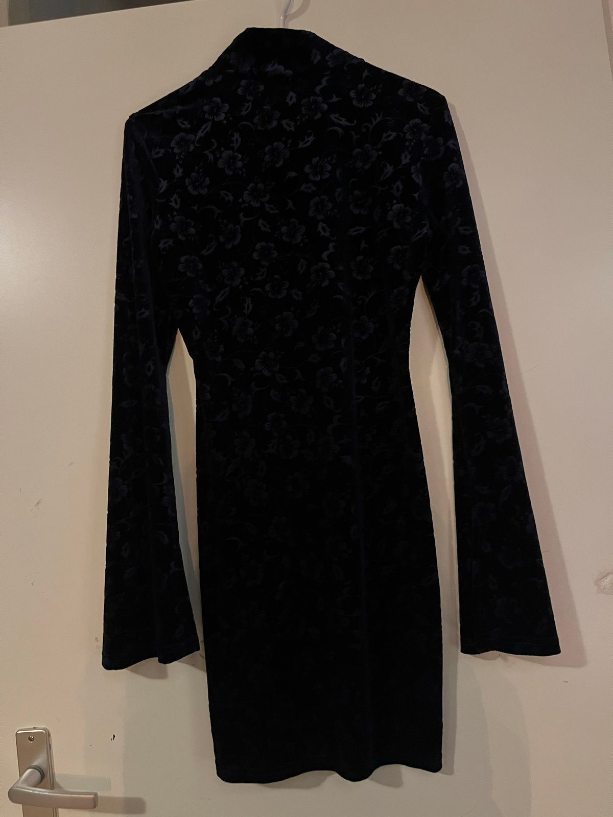 Cider fluwelen jurk S met bloemenprint en trompetmouwen, Kleding | Dames, Zwart, Ophalen of Verzenden, Zo goed als nieuw, Maat 36 (S)