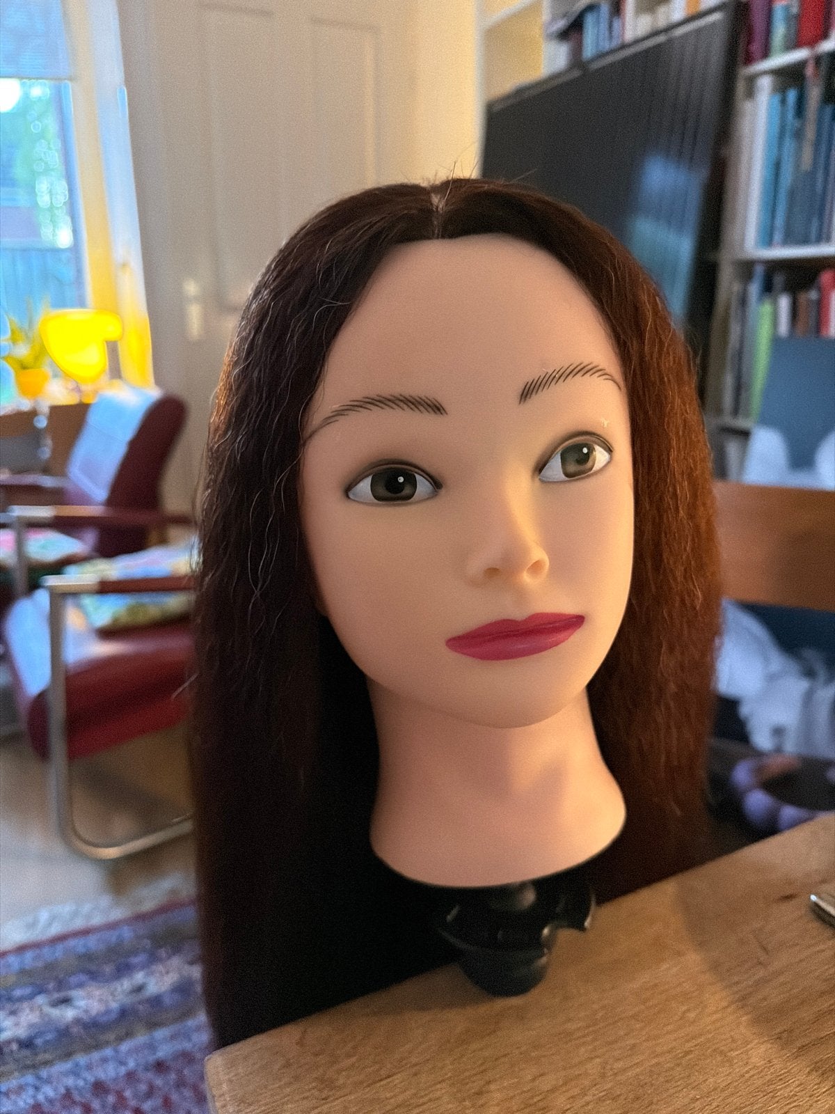Opmaakpop met lang bruin haar - Zo goed als nieuw, Kinderen en Baby's, Ophalen of Verzenden, Zo goed als nieuw, Overige typen