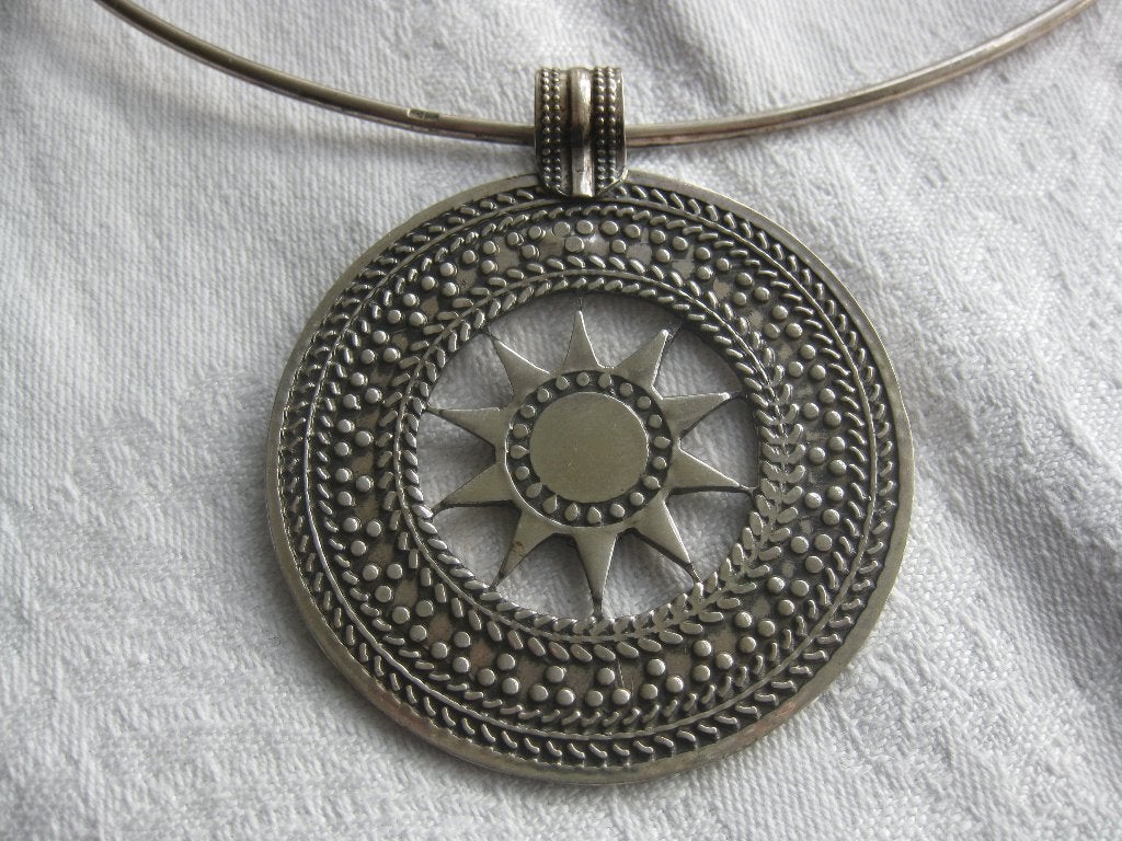 Spang met hanger van Oriëntaals zilver., Sieraden, Tassen en Uiterlijk, Kettingen, Met hanger, Ophalen of Verzenden, Zo goed als nieuw