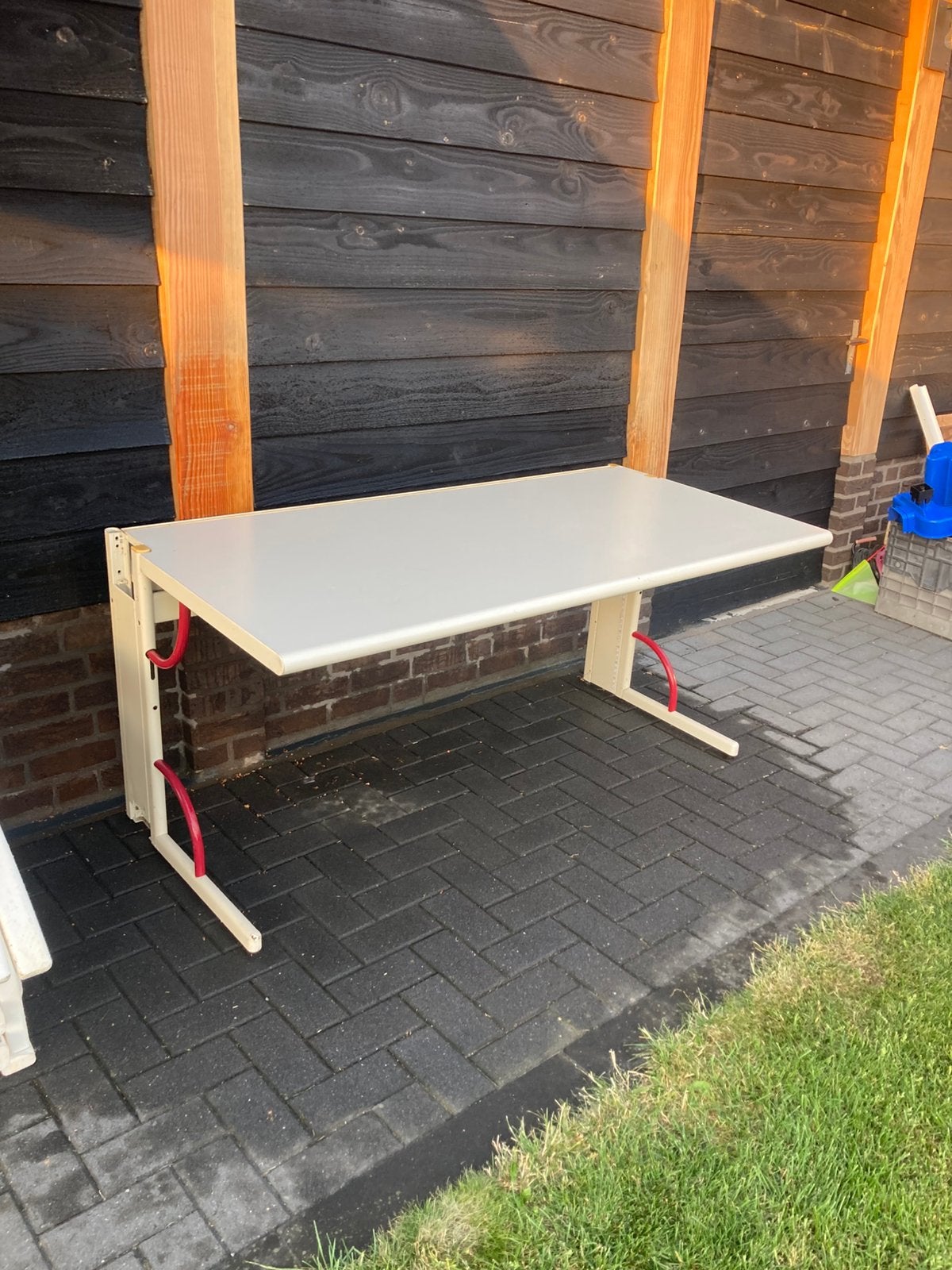 Bureau met kabelgoot, Huis en Inrichting, Bureaus, Ophalen, 160 cm, Gebruikt, Metaal