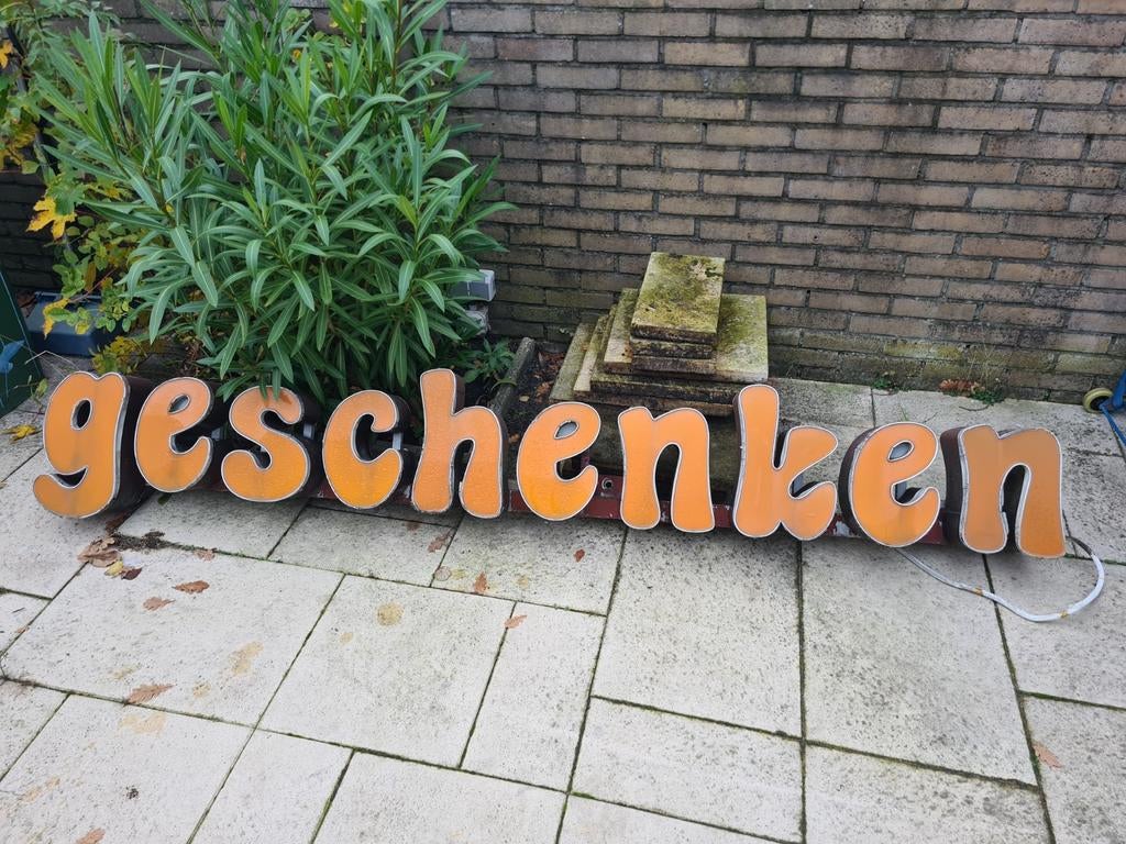 Vintage Neon Reclame 'Geschenken' - Winkelpui Letter, Antiek en Kunst, Ophalen
