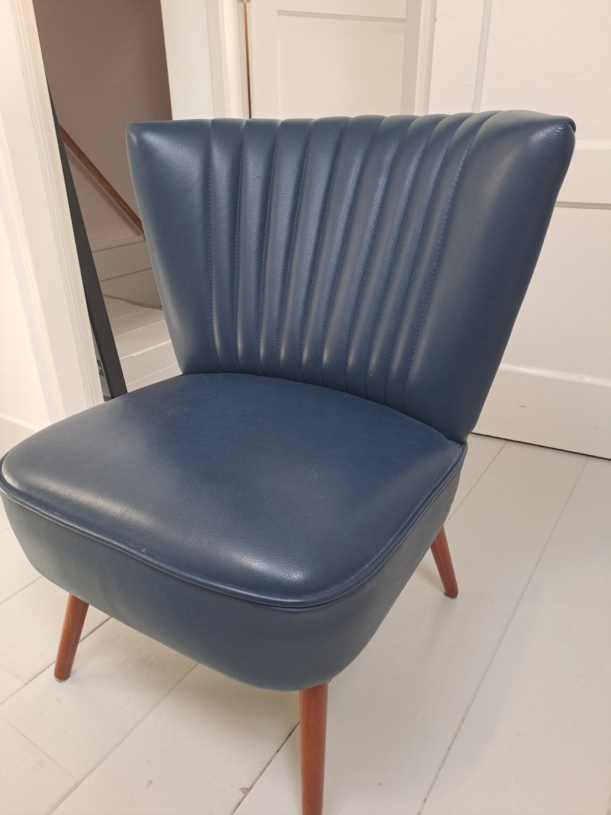 Stijlvolle blauwe vintage cocktail fauteuil met houten poten, Huis en Inrichting, Modern, Retro, Elegant, Vintage, Blauw, Zo goed als nieuw