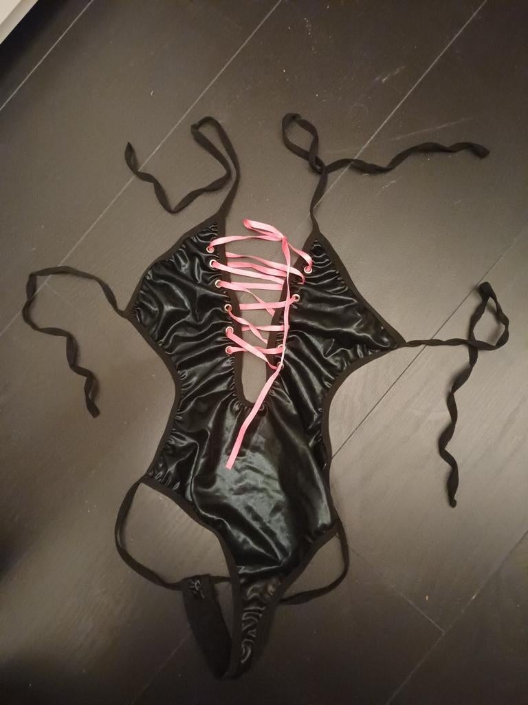 Sexy body zwart wetlook met roze rijgveter, nieuw, Onbekend, Ophalen of Verzenden, Zwart, Body of Korset