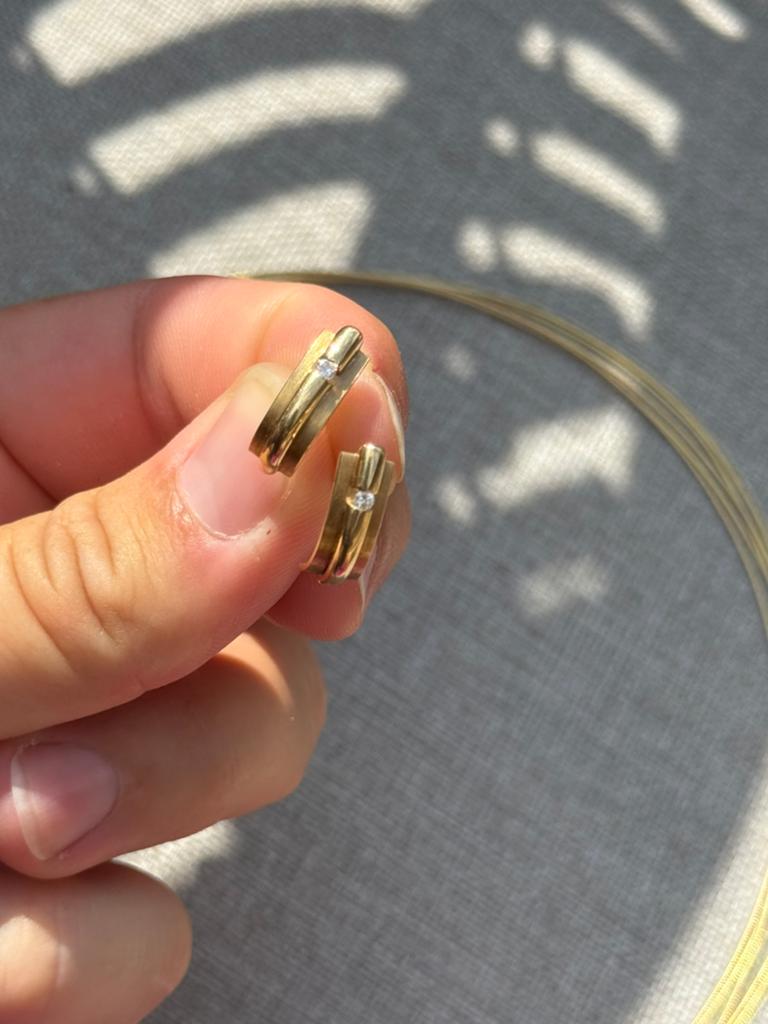 Gouden oorbellen diamant, Met edelsteen, Ophalen of Verzenden, Zo goed als nieuw, Dame