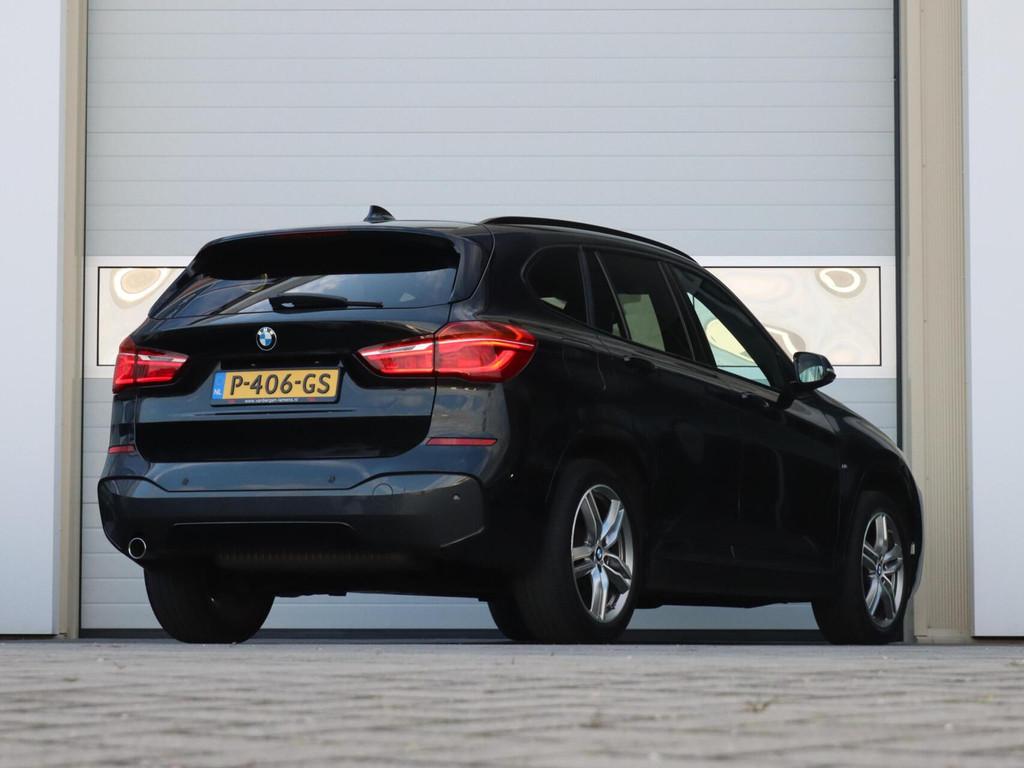 BMW X1 sDrive18i High Executive M-sport | Shadowline, Gebruikt, Met garantie (alle), Alcantara, Zwart
