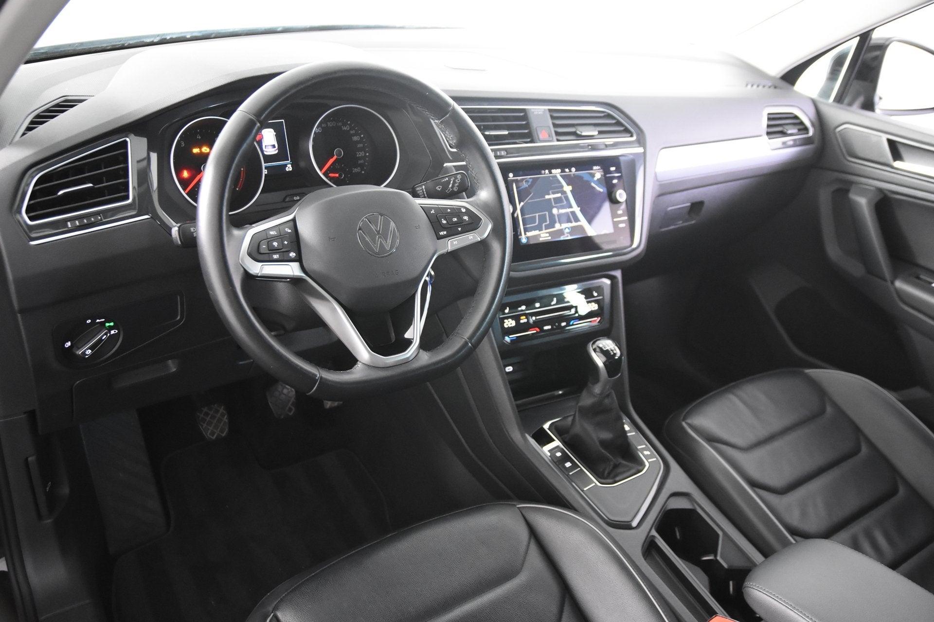 Volkswagen Tiguan 1.5 TSI Highline *1ste Eigenaar*Leer*Stoel, Auto's, Volkswagen, Voorwielaandrijving, 4 cilinders, Zwart, Leder