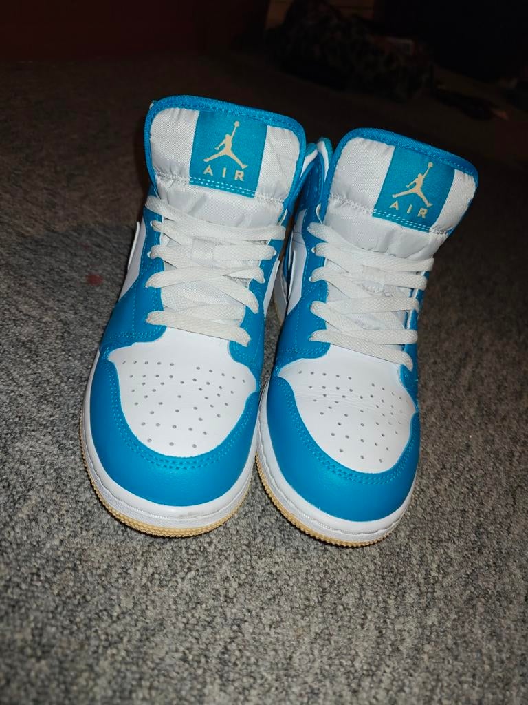 Nike Air Jordan 1 Mid UNC (GS) - Maat 38.5, Blauw, Nieuw, Sneakers of Gympen, Ophalen