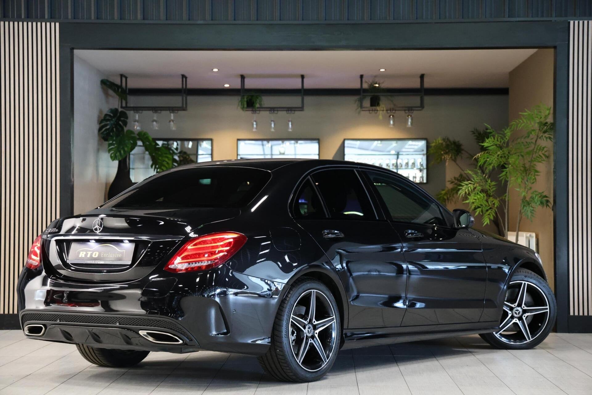 Mercedes C-klasse 350 e AMG|Luchtvering|Night|Carplay|Leder, Auto's, Automaat, Achterwielaandrijving, Gebruikt, Met garantie (alle)