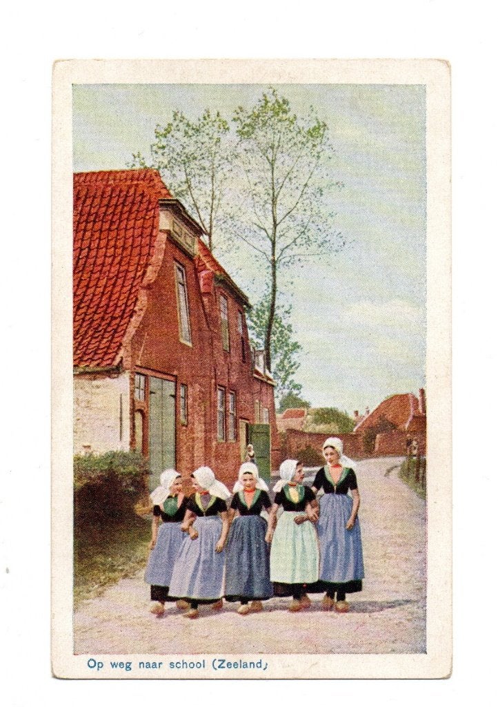 Oude ansichtkaart: Op weg naar school (Zeeland) 1928, Ophalen of Verzenden, 1920 tot 1940, Gelopen, Zeeland
