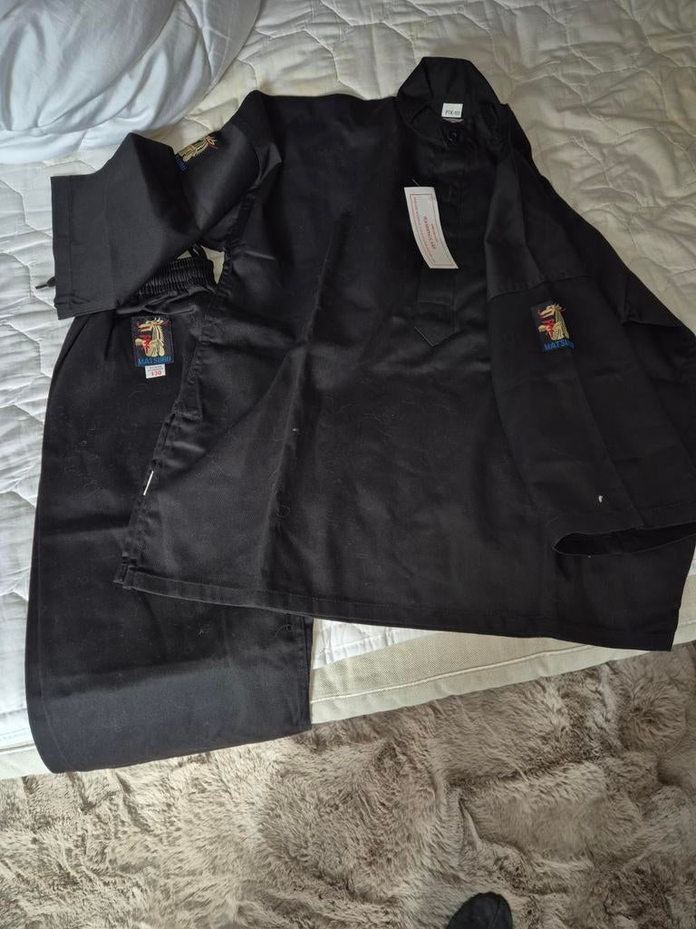 Marsuru zwart vechtsportpak met emblemen, maat 150, Maat XS of kleiner, Ophalen of Verzenden, Overige