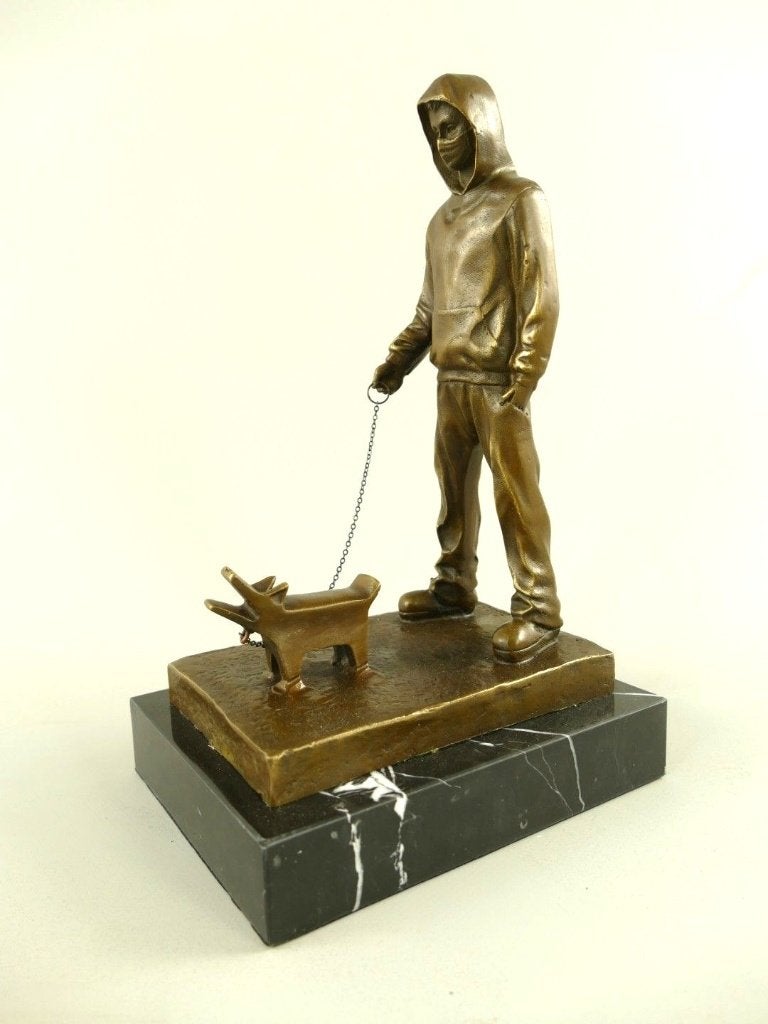 GROOT BRONZEN BEELD NAAR BANKSY, Antiek en Kunst, Kunst | Beelden en Houtsnijwerken, Beeld, Brons, Scène, 20 - 50 cm, Europa, Overige stijlen