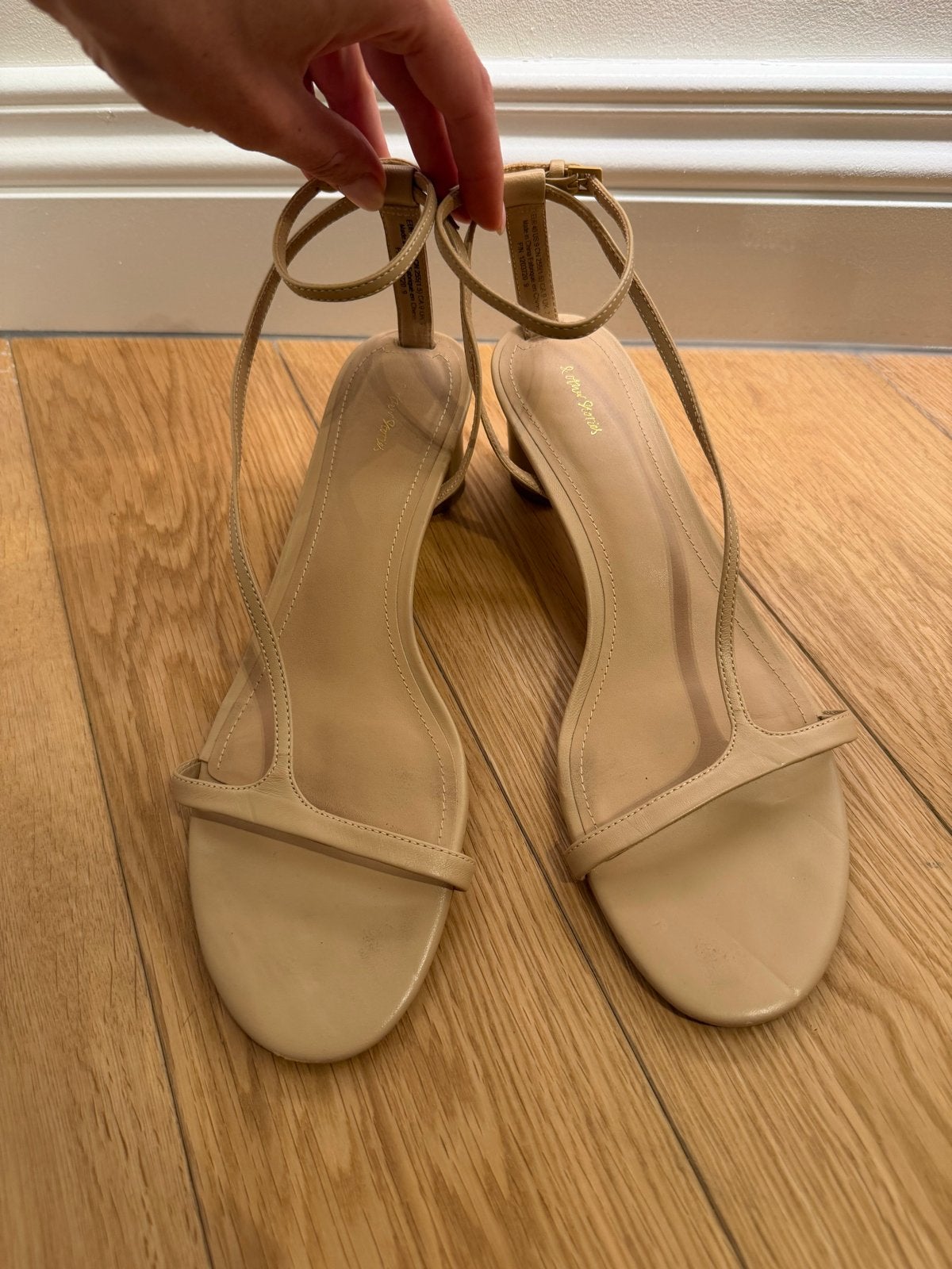 And Other Stories beige hakken 6 cm leer - 40, Kleding | Dames, Ophalen of Verzenden, Zo goed als nieuw, Beige, Pumps