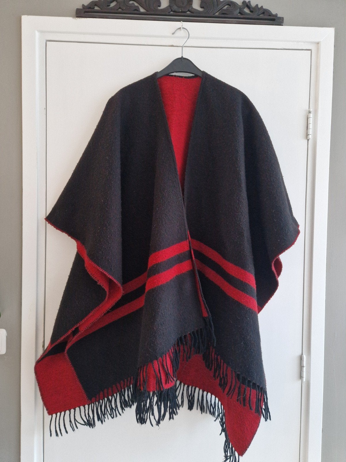 Omkeerbare poncho rood/zwart met franjes, Onbekend, Ophalen of Verzenden, Gedragen