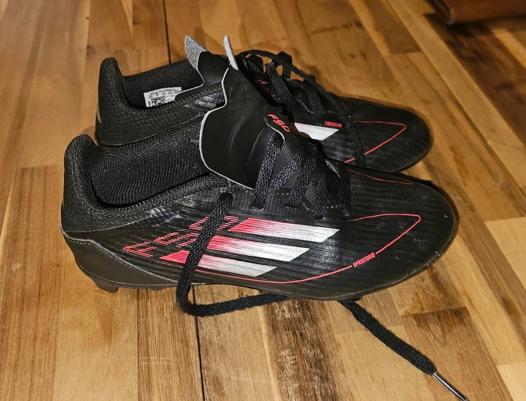 Voetbalschoenen maat 34. Adidas, Adidas, Jongen of Meisje, Ophalen of Verzenden, Zo goed als nieuw