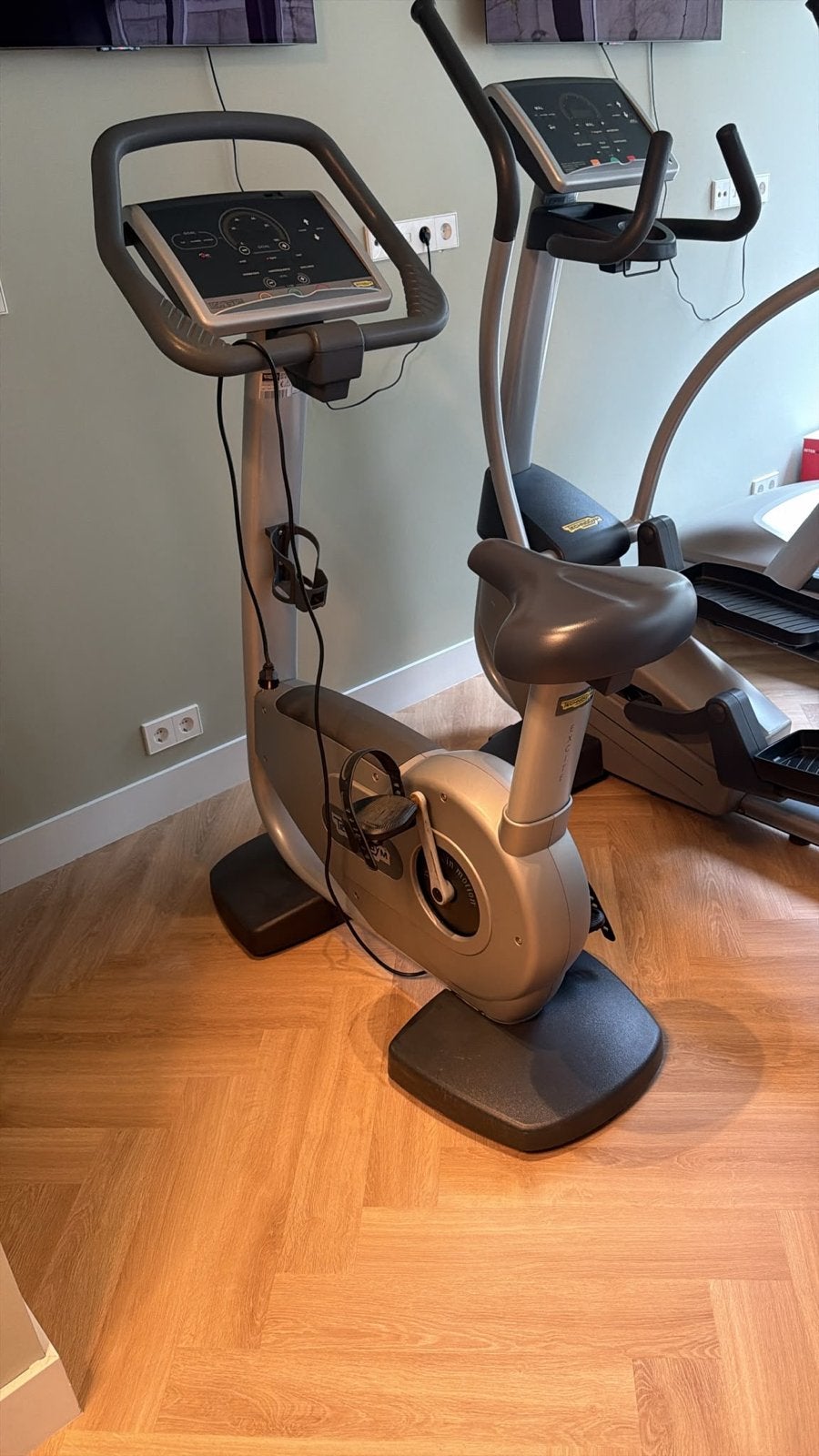 Foto 2 van Technogym Upright Bike EXC 500i - Uitstekende Staat