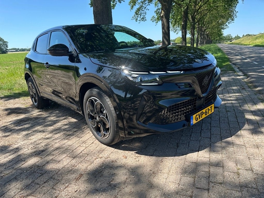Alfa Romeo Junior 54 kWh 156pk 2024 Zwart Trekhaak Zwartlook, Auto's, Zwart, 1520 kg, Leder en Stof, Zwart