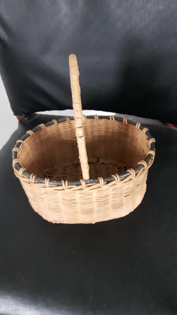 Mandje, riet met ijzer, 2 vaks, Huis en Inrichting, Overige materialen, Mand, Ophalen of Verzenden, Zo goed als nieuw